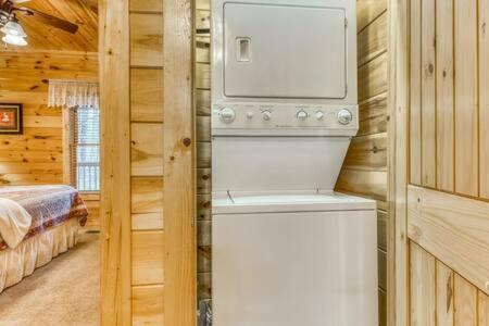 Вилла The Great Escape - Min From Parkway With Hot Tub Гатлинбург Экстерьер фото