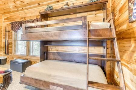 Вилла The Great Escape - Min From Parkway With Hot Tub Гатлинбург Экстерьер фото