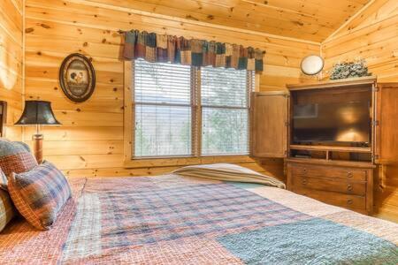 Вилла The Great Escape - Min From Parkway With Hot Tub Гатлинбург Экстерьер фото