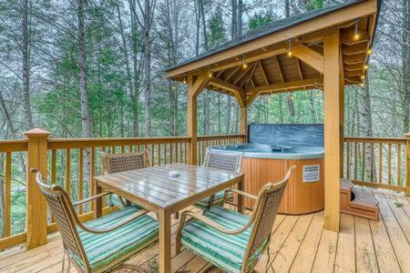 Вилла The Great Escape - Min From Parkway With Hot Tub Гатлинбург Экстерьер фото