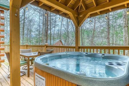 Вилла The Great Escape - Min From Parkway With Hot Tub Гатлинбург Экстерьер фото